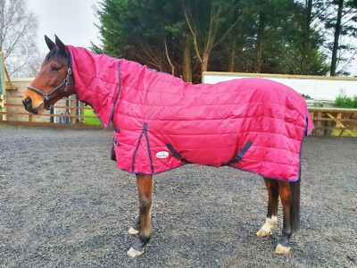 Best On Horse gesteppte Stalldecke Kombi Hals (250g, marine/rot)