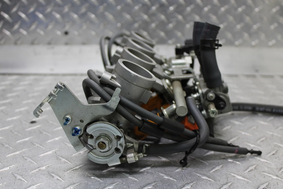 Yamaha FZ6R 2009 inyectores de combustible principales/cuerpos del acelerador 20S-13750-00-00 funcionamiento video Foto 4 de 4