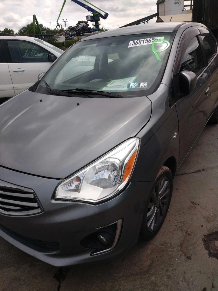Mitsubishi Mirage 2018 guardabarros derecho plateado fabricante de equipos originales usado 135 k millas NJ25-18306-456232 Foto 3 de 4