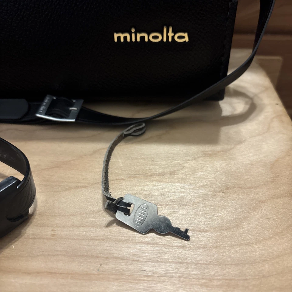 Estuche de cuero negro para cámara Minolta Japón vintage con correa y llave terciopelo rojo Foto 2 de 4