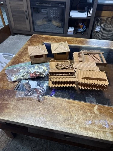 VINTAGE - MARX - - FORT APACHE - PLAYSET And Figures Lot