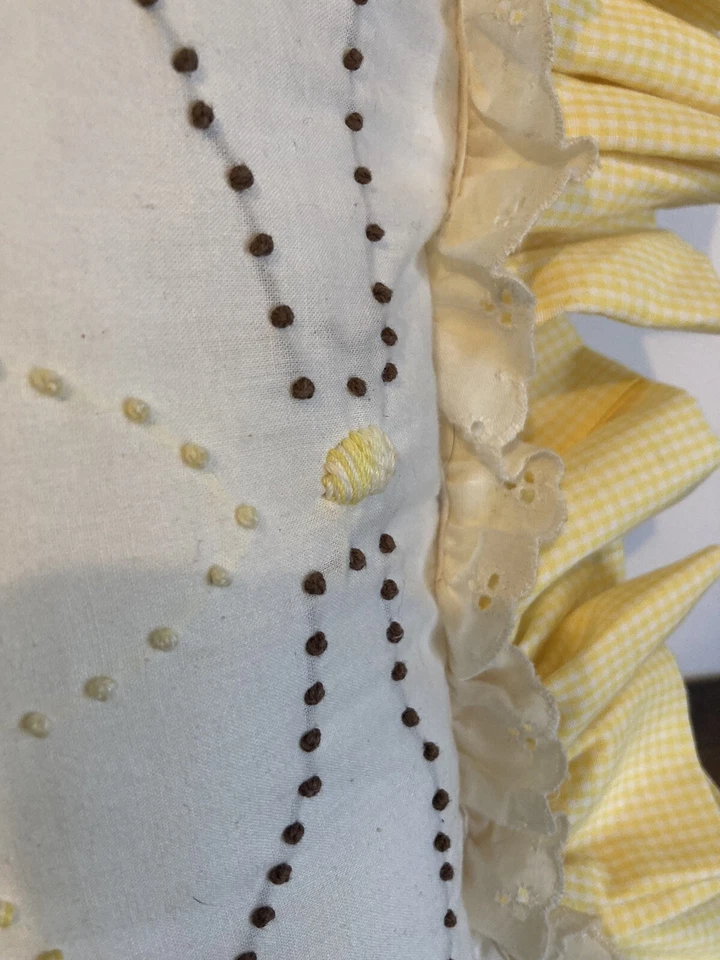 Almohada de cabaña amarilla a cuadros ojales cinta diseño de flores abuela núcleo boho años 70 Foto 4 de 4