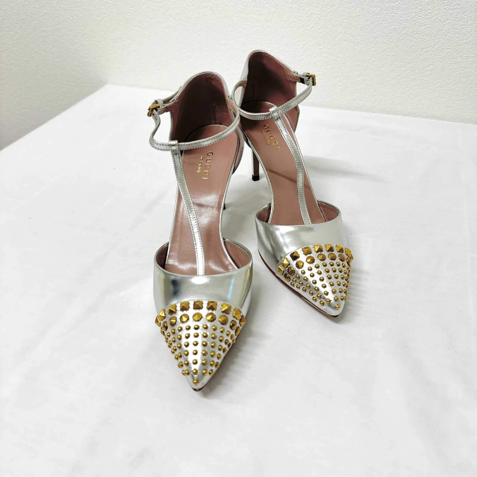 Gucci lanière cuir argenté clous dorés talons hauts   Taille 36 (23 cm), talon 7,5 cm