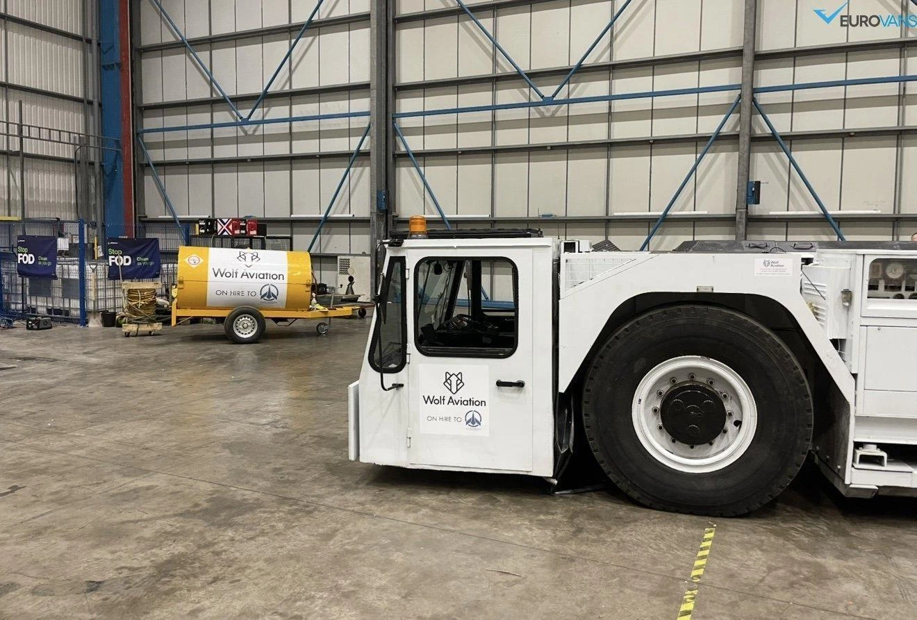 GMC STREET TRUCK Douglas DC10 Aircraft Tug 1991 Diesel SemiAutomatic in White - Picture 2 of 3