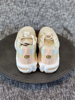 Nike Air Max Plus Women's Size 9.5 DZ3671-800 Crimson Tint Glacier