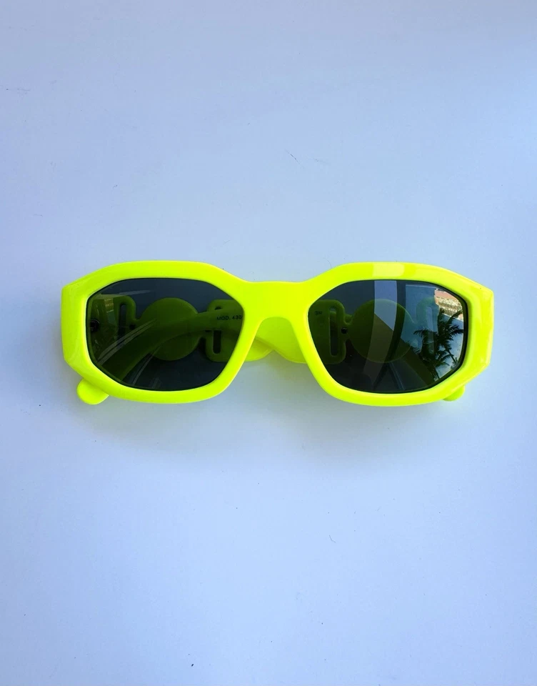 Gafas de sol Versace VE 4361 532187 amarillas fluo cuadradas lentes grises. Foto 3 de 4