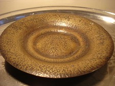 Art Deco Bronze Teller rund sehr schönes Teil gehämmertes Metall mit Patina