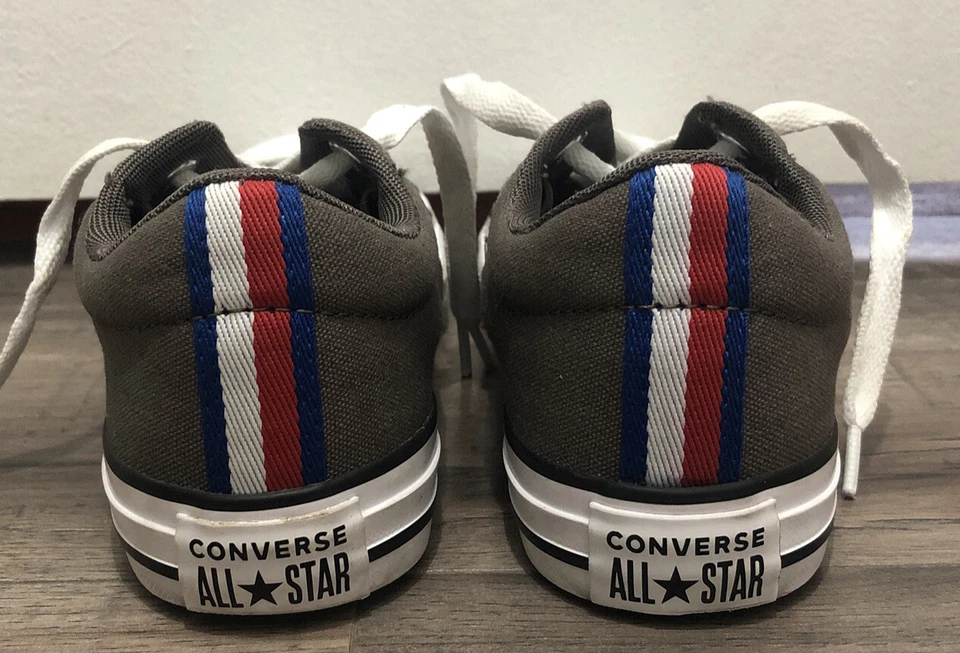 Zapatos de lona Converse All Star Chuck Taylor talla 2 de caña baja color topo con puntas en el talón Foto 3 de 4