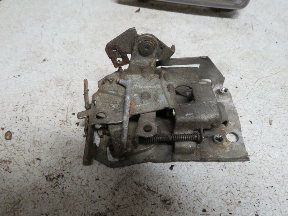 MECANISMO CERRADURA PUERTA CHEVY EL CAMINO 84 Foto 2 de 3