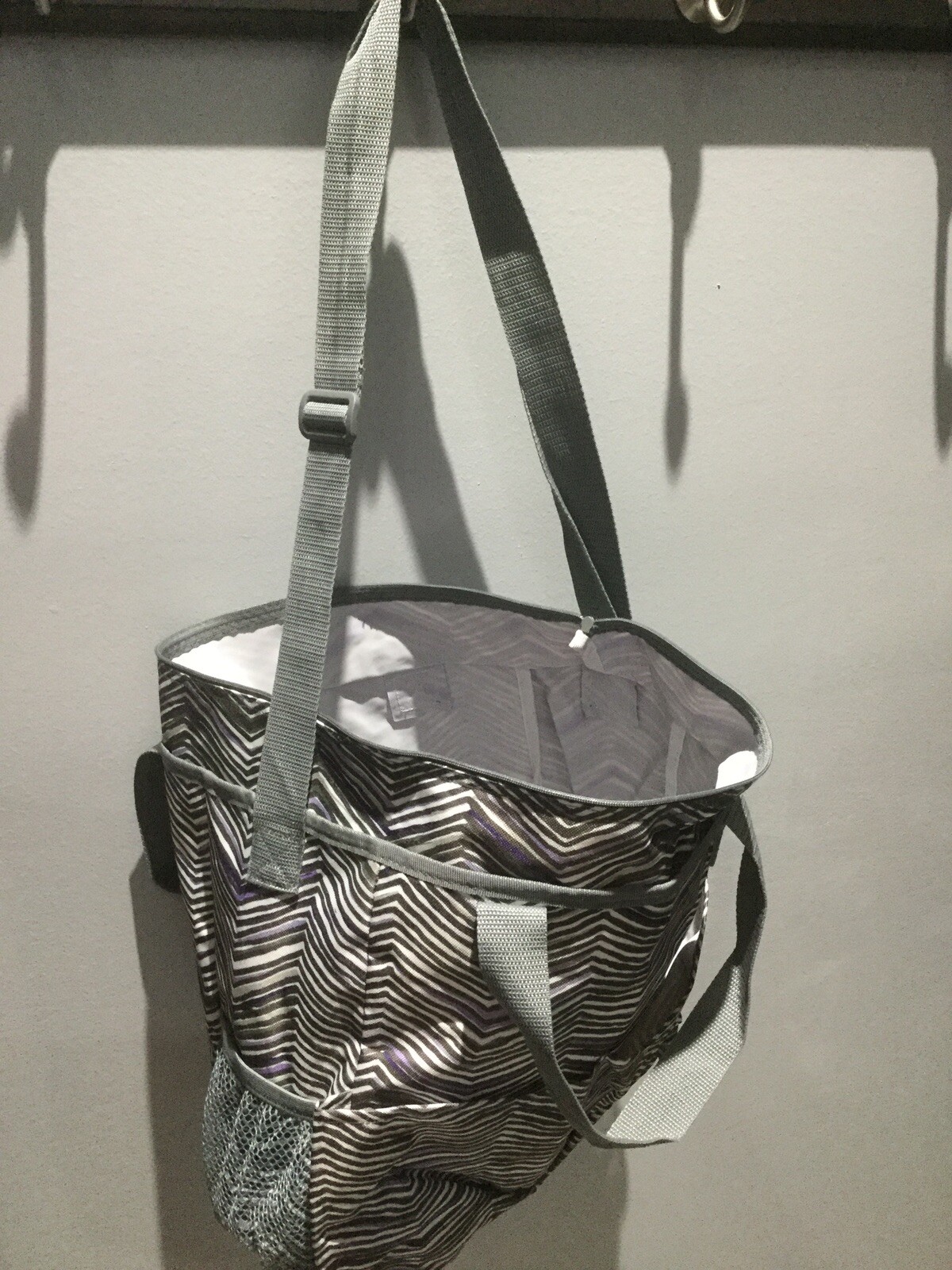 ThirtyOne Crossbody Organizing Tote. Retired Zig Zag Zoom Print. Gray