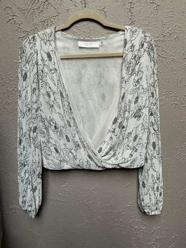 ASTR Long Sleeve Crop Top Size L White Floral Ribbed Wrap Front