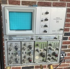 Tektronix 7704A Oscilloscope with 7A26, 7A26, 7B85, 7B80 Modules Option 9