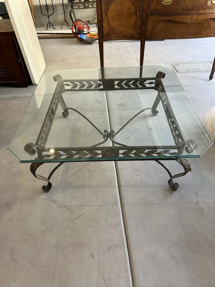 Juego de 3 mesas francesas de hierro de metal forjado de mediados de siglo con tapa de vidrio de templo Foto 4 de 4