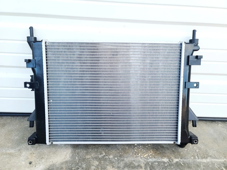 06-09 PONTIAC SOLSTICE ENGINE MOTOR AIR COOLING COOLANT RADIATOR OEM - Image 2 of 3