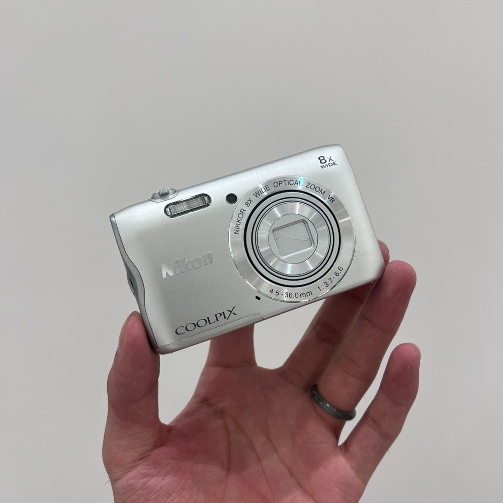 Nikon COOLPIX A 300 ニコン デジタル シルバー コンデジ デジカメ