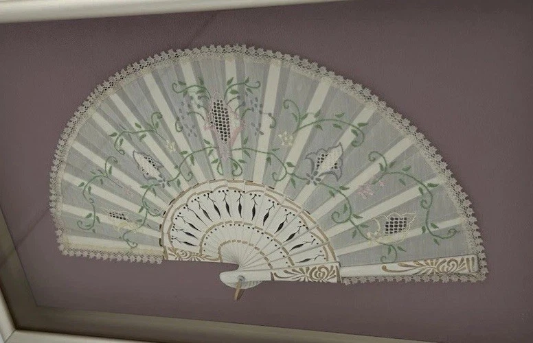 Antiguo abanico victoriano de encaje caja de sombra enmarcado pintado a mano bordado de colección Foto 3 de 4