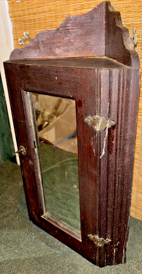 Antiguo botiquín de esquina montado en la pared con espejo (estilo Eastlake) Foto 3 de 4