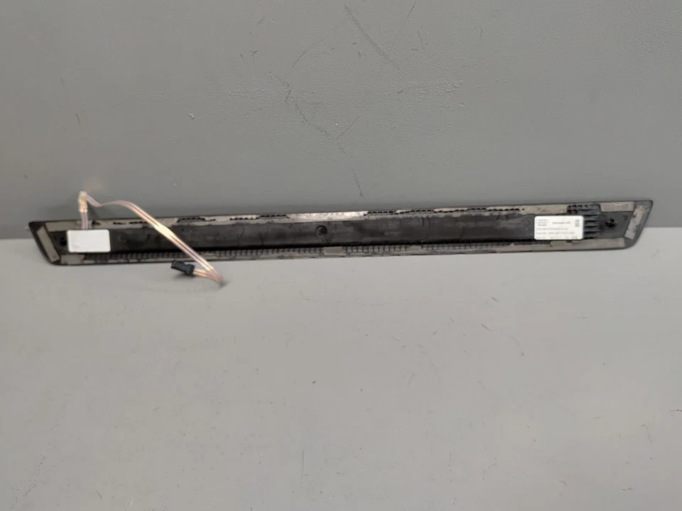 2018-2024 Audi S5 Sportback porta dianteira direita placa de soleira de arranhão com iluminação OEM - Imagem 4 de 4