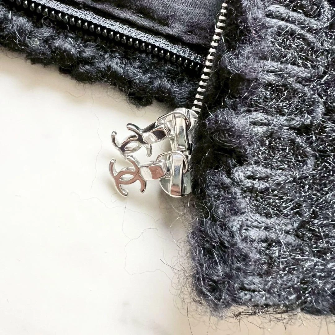 Charm Chanel Coco Mark con pelliccia di camelia giacca tweed 38