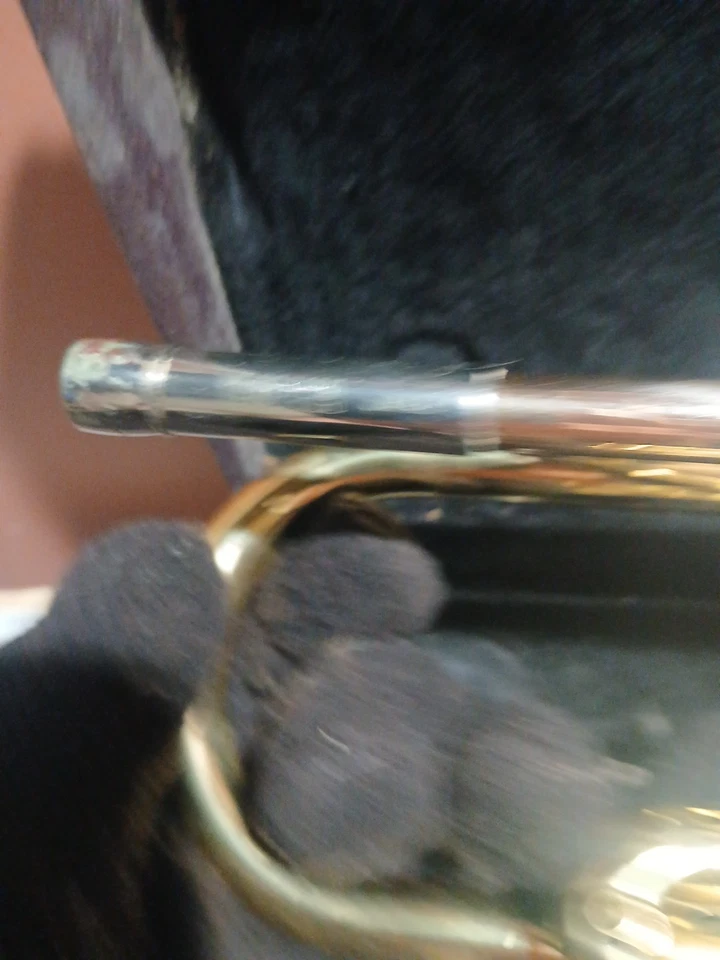 Trompeta YAMAHA YTR-2320 dorada #207515 bien mantenida con boquilla de estuche rígido Foto 2 de 4