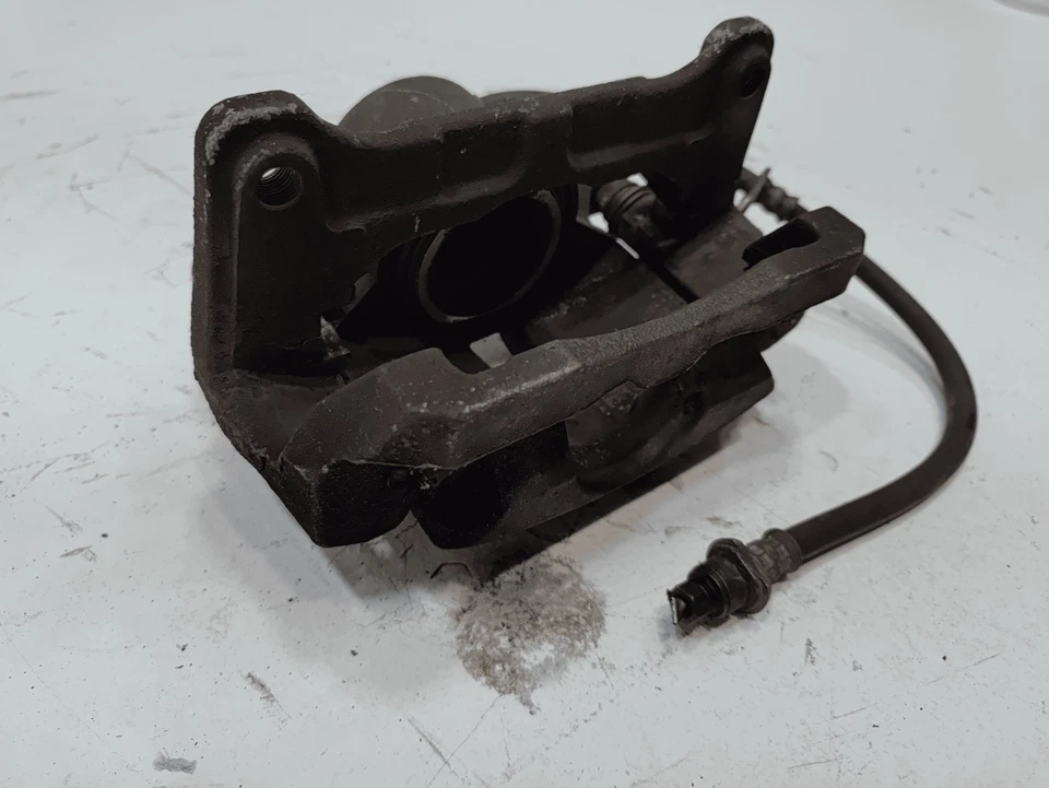 Pinza de freno del lado del pasajero delantero derecho Toyota Camry 2018-2019 OEM Foto 4 de 4
