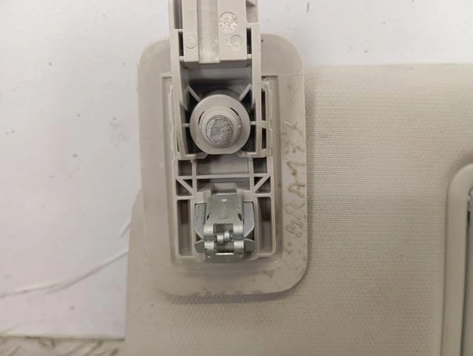 Pare soleil gauche CITROEN C3 3 PHASE 1 96738898BJ - Photo 2/3