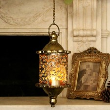 Bougeoir lanterne marocaine en fer doré avec élégante esthétique vintage