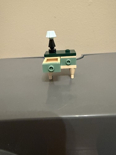 LEGO Table with Lamp - 第 1/6 張圖片