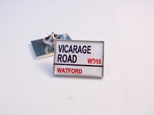 VICARAGE ROAD STADIUM ROAD BADGE STREET SIGN SARACENS LAPEL PIN BADGE GIFT