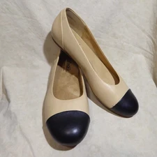 🩰 SoftWalk Cushioned Ballet Flats sz 10 M Black and Tan Leatherette; Cap Toe