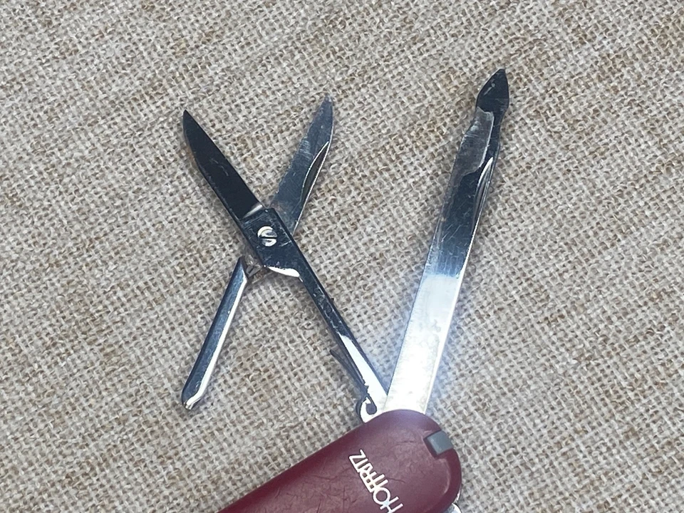 Navaja suiza ejecutiva Victorinox 74 mm roja Foto 4 de 4