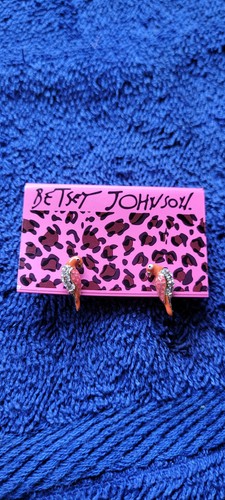 New Betsey Johnson Earrings Parrots Tropical Collectible Decorative Nice Dressy - Picture 2 of 3