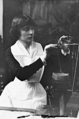 Mrs HH Rogers, 1910 Woman using a circular knitting machine 4x6 Photo