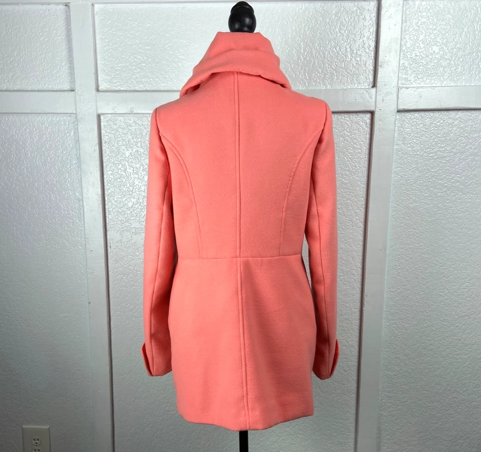 Abrigo largo medio cuello embudo M chaquetón doble botonadura coral New York & Company Foto 4 de 4
