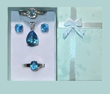 Squisita collana, orecchini e 2 anelli a goccia di topazio azzurro chiaro misura 10 e 11 set