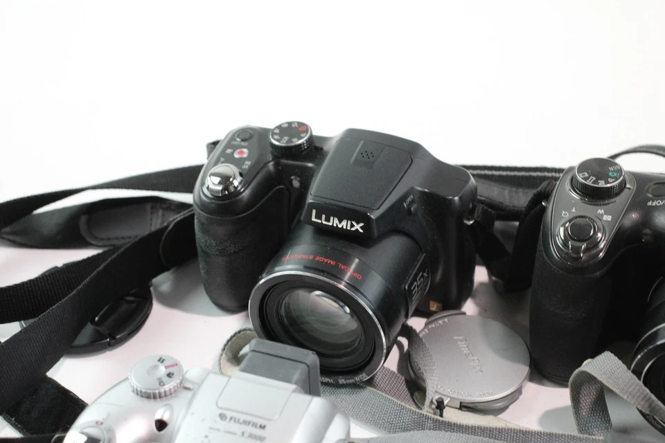 Assorted Vintage Digital Bridge Cameras w/ Some Original Cases Job Lot  - Image 2 of 4