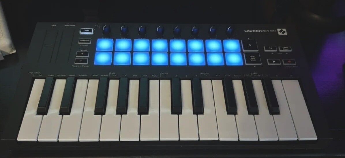 4347　NOVATION Launchkey 25 MK3 Novation Launchkey 25 MK3 Controller-keyboard