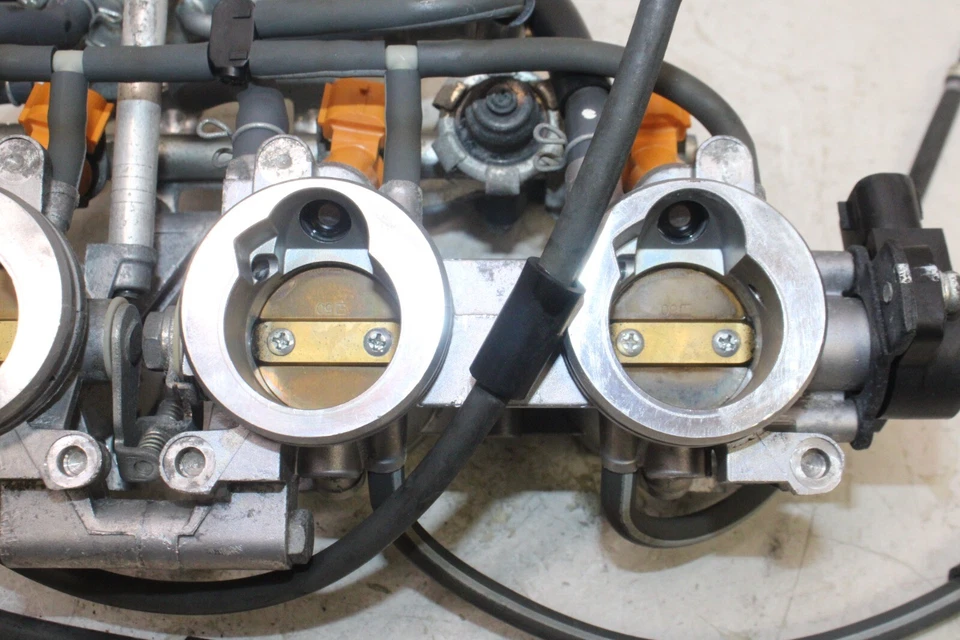 09-17 YAMAHA FZ6R OEM INYECTORES DE COMBUSTIBLE PRINCIPALES / CUERPOS DE ACELERADOR Foto 4 de 4