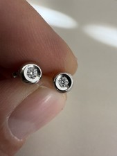 18K/750 Solid White Gold Round Natural Diamond Stud Bezel Earrings 0.10ctw