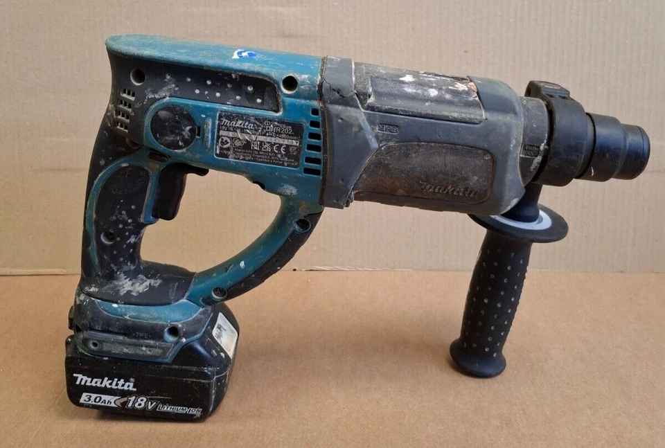 Makita DHR202 18V Li-Ion SDS+ Hammer Drill with 1 x 3.0Ah Battery + Charger - Image 2 of 4
