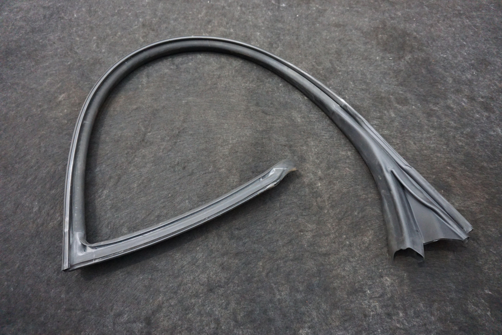 Set 3 Front Right Door Weather Seal 80091200 Maserati GranTurismo S M145 2009-19