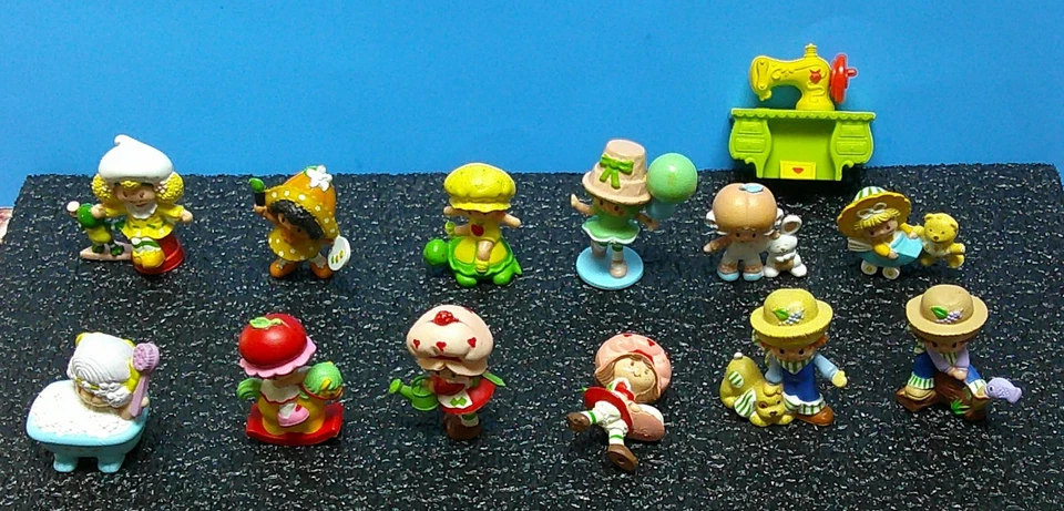 STRAWBERRY SHORTCAKE & FRIENDS, HUGE LOT OF 12 PVC FIGURES, 2", VARIETY LOT! - Image 4 of 4