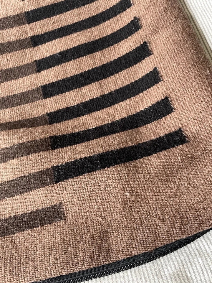 CB2 Crate & Barrel Pillow Cover 20x20 Wool Gently Used Great Condition CUNÇU PAR - Image 2 of 4