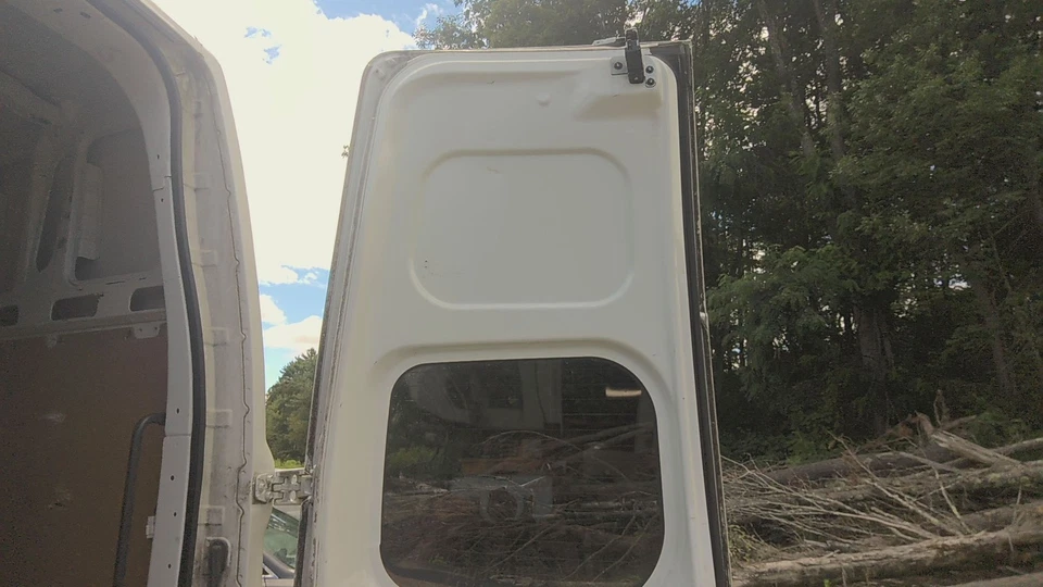 12 NISSAN NV 2500 Back Door Rust High Roof Glass Panel In Door Right Side - Image 4 of 4