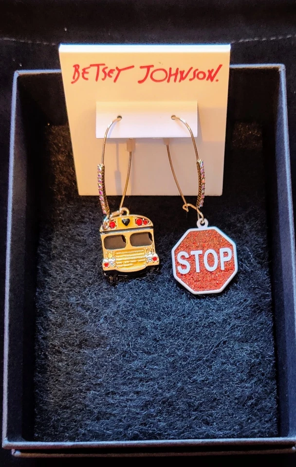 Pendientes colgantes con cristales Betsey Johnson con señal de autobús escolar y parada no coincidentes Foto 3 de 4