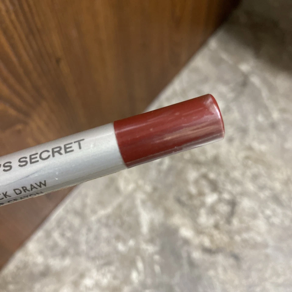 ¡NUEVO! VICTORIA'S SECRET Quick Draw Lip Crayon #13 Ron Pasas Difícil de Encontrar 💝 Delineador de Labios Foto 2 de 4