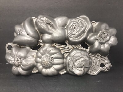 John Wright 1991 Cast Iron Flower Mold Cake / Muffin or Cornbread Baking Pan