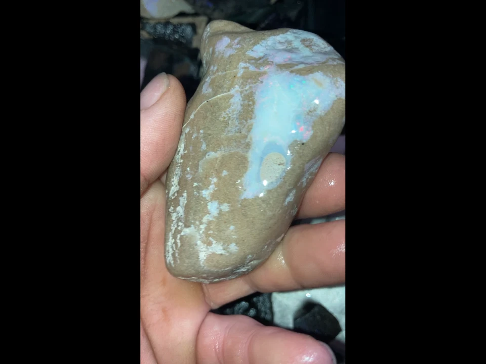 Ópalo de roca matriz andamooka australiano semitratado áspero de 1,4 kg Foto 2 de 4