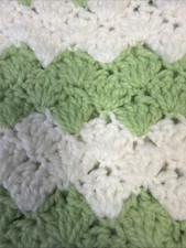 BEAUTIFUL NEW HANDMADE CROCHET BABY 32x45 Blanket Green / White