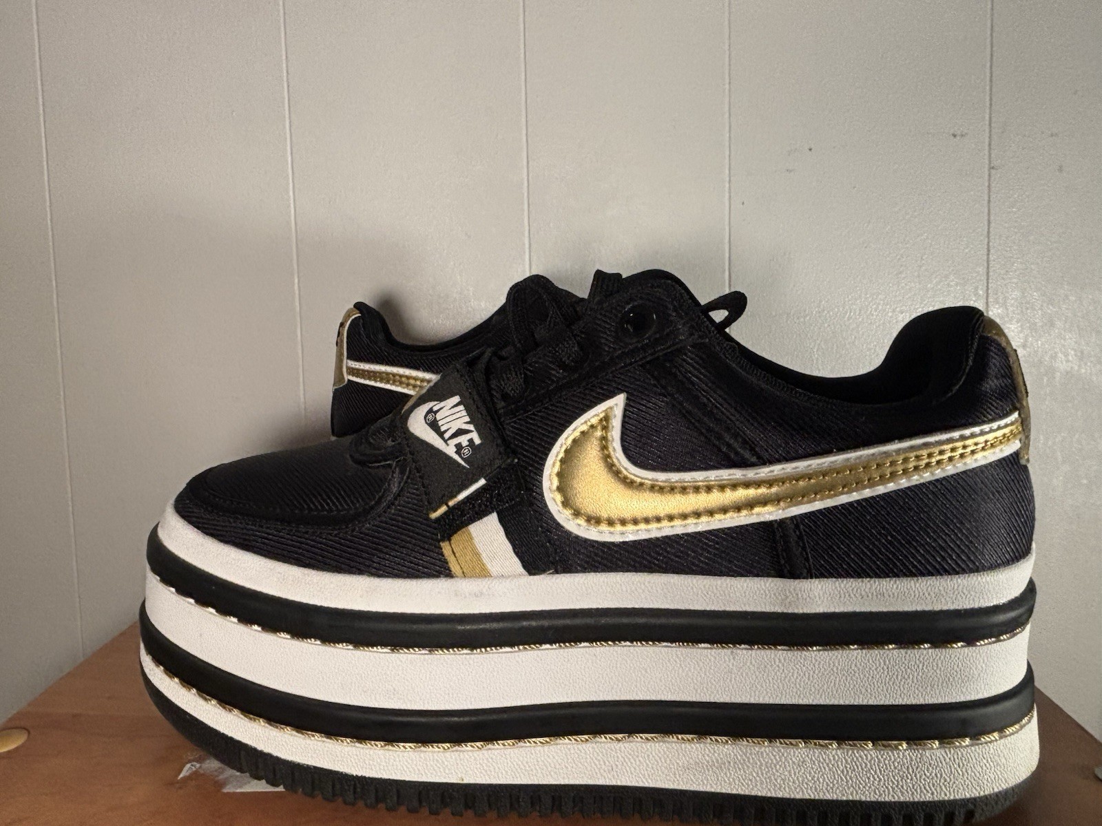 Nike Platform Low Top Lace-Up Athletic Sneakers Black/Gold/W